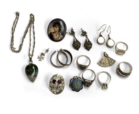 A small quantity of silver jewellery to include teardrop shaped agate pendant on chain; a pair of hoop earrings; porcelain pl