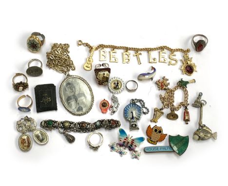 A small lot of costume jewellery to include vintage holographic The Beatles pendant; 925 silver marcasite and agate ring; whi