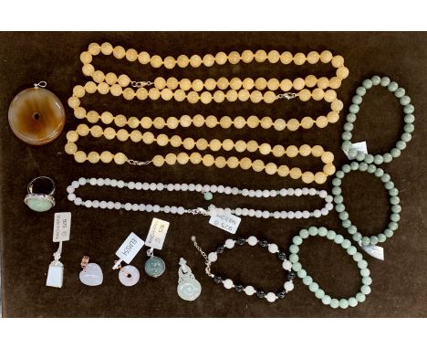 A further quantity of 925 silver and jade jewellery, yellow jade beads etc, to include pendants; together with an agate disc 