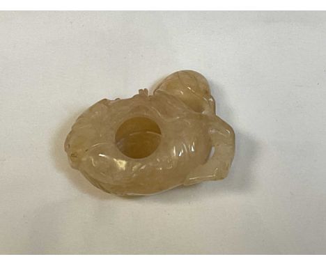 A Chinese mottled jade brush washer in the form of a peach, length 7cm, width 6cm.