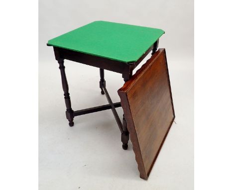 An Edwardian card table with lift off top, 62cm square 