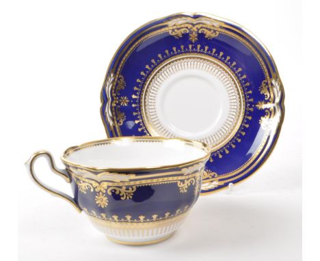 Spode - Lancaster Cobalt - A Spode Lancaster Cobalt R8950 - K fine bone china teacup and saucer. The tea cup and saucer havin