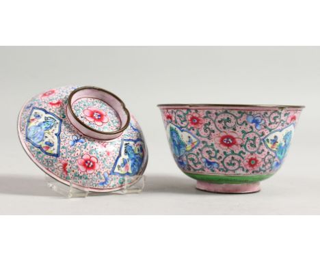 A CANTON ENAMEL TEA BOWL AND COVER.