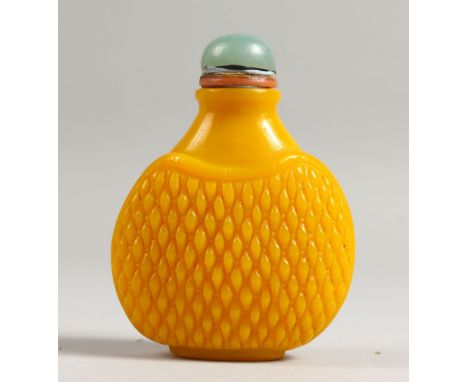A CHINESE YELLOW JADE SNUFF BOTTLE AND STOPPER.