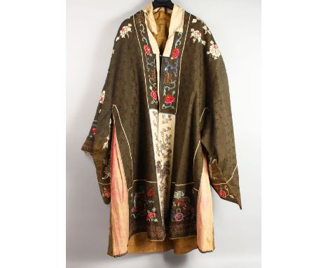 A VERY GOOD CHINESE EMBROIDERED CLOAK.