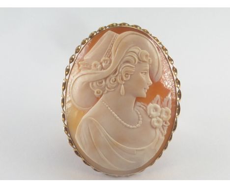 Cameo brooch / pendant with portrait of a woman in 9ct gold.