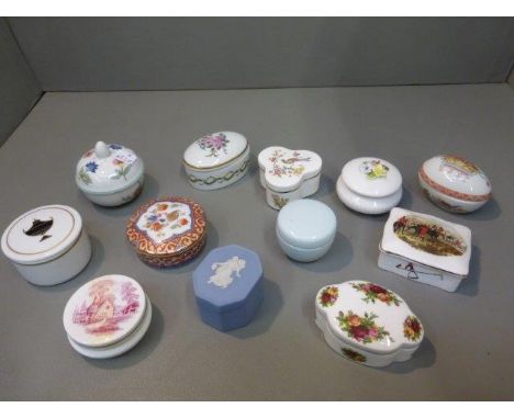 Fourteen assorted lidded trinket pots and a 19th Century tea bowl. 