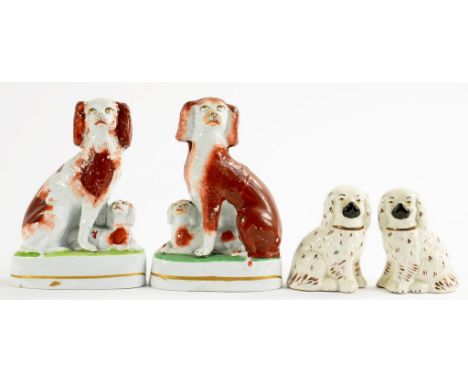 A PAIR OF STAFFORDSHIRE EARTHENWARE SPANIEL GROUPS, DECORATED IN SPONGED RUST ENAMEL, 17.5CM H, C1860 AND A PAIR OF SMALLER R