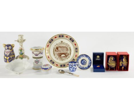 MISCELLANEOUS ORNAMENTAL CERAMICS TO INCLUDE A ROYAL CROWN DERBY KOALA PAPERWEIGHT AND A HALCYON DAYS ENAMEL MINIATURE BOX, M