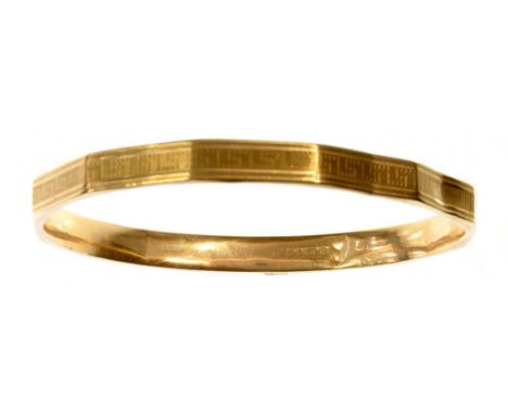 A 9CT GOLD BANGLE, CHESTER 1925, 8.7G
