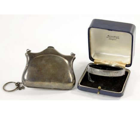 A GEORGE V SILVER BAG WITH CHAIN HANDLE, 9CM W, MARKS RUBBED, BIRMINGHAM 1917 AND A SILVER BANGLE, BOXED