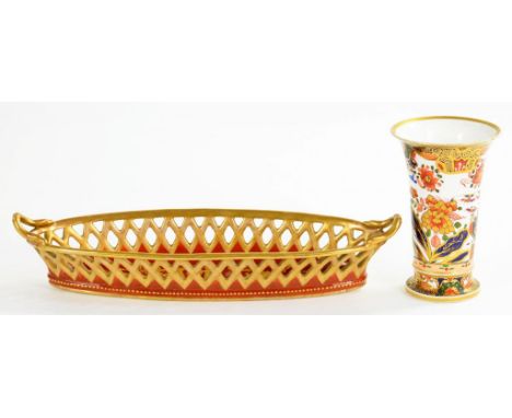 A SPODE PATTERN SPILL VASE, 11.5CM H, C1820 AND A CONTINENTAL PORCELAIN TRELLIS PIERCED PEN TRAY, DECORATED IN RAISED GILDING
