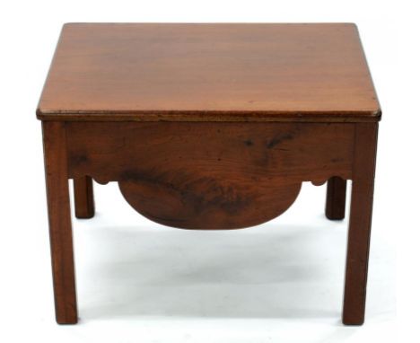 A MAHOGANY COMMODE WITH SHAPED APRON, 62CM W