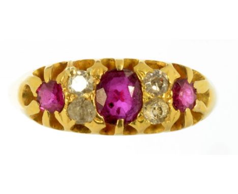 A VICTORIAN RUBY AND DIAMOND RING IN 18CT GOLD, BIRMINGHAM 1899, 4.1G