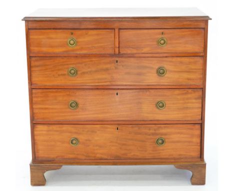 A VICTORIAN MAHOGANY CHEST OF DRAWERS, WITH BRASS RING HANDLES, 109CM W