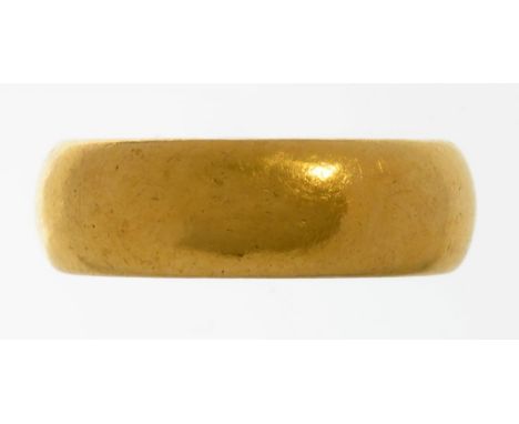 A 22CT GOLD WEDDING RING, 10.3G