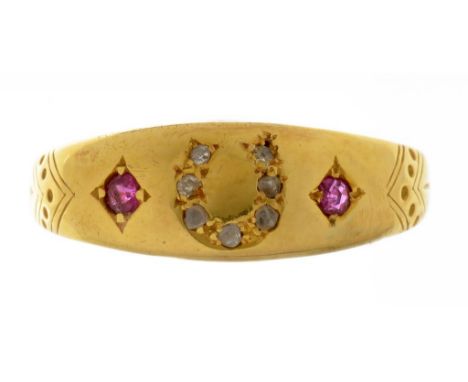 A RUBY AND DIAMOND RING, WITH HORSESHOE SETTING, IN GOLD, UNMARKED, 3G