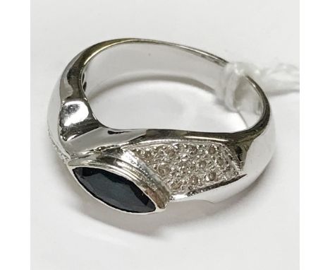 18CT WHITE GOLD &amp; SAPPHIRE RING - SIZE L - 6.9 GRAMS APPROX