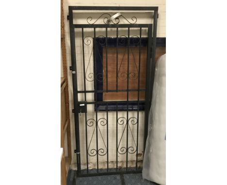 METAL GATE WITH SURROUND &amp; KEY