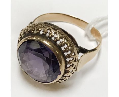 9CT GOLD &amp; AMETHYST RING - 4.6 GRAMS APPROX - SIZE P