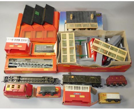 A quantity of boxed Tri-ang Hornby railway models and accessories, to include R.004 Suburban Station, R.127 Operating Crane T