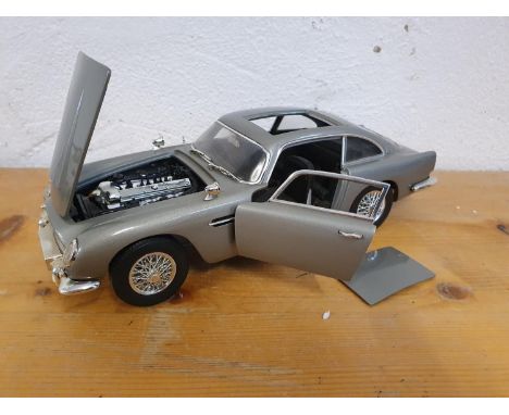 Die cast, scale 1:18, Joyride, Aston Martin DB5 "James Bond" with multiple features. 