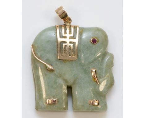 A gold and jade elephant pendant, with a ruby eye, 25mm length, 7.4g 
