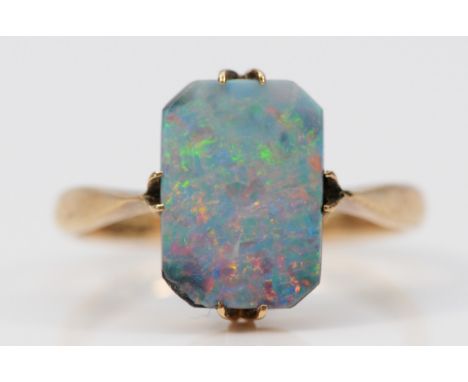 A 9ct gold vintage opal doublet dress ring, claw set, K 1/2, 2g 