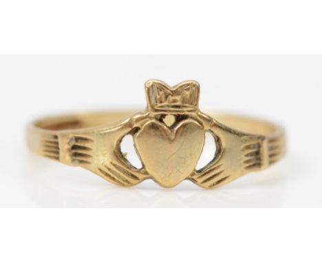 A 9ct gold Irish Claddagh ring, K, 0.8g 