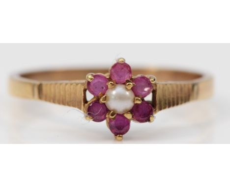 A 9ct gold vintage cultured pearl and ruby cluster ring, claw set, Q 1/2, 1.7g 