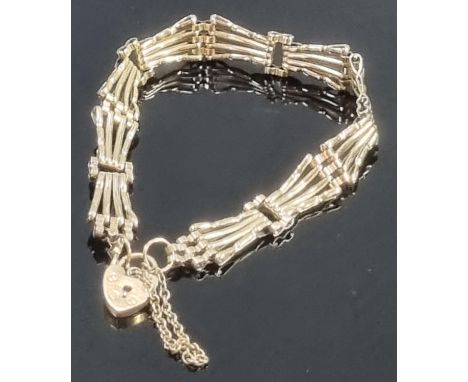 9ct gold gate bracelet with heart padlock.  10.4g approx.   (B.P. 21% + VAT) 
