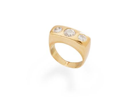 A diamond three-stone ring claw-set with three graduated round brilliant-cut diamonds, indistinctly marked(Ring size: S)