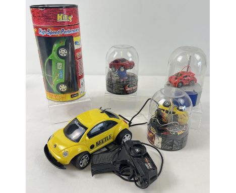 5 boxed and unboxed battery operated remote control cars to include Volkswagen beetles. Lot includes 2 x Mini Racers by Teams