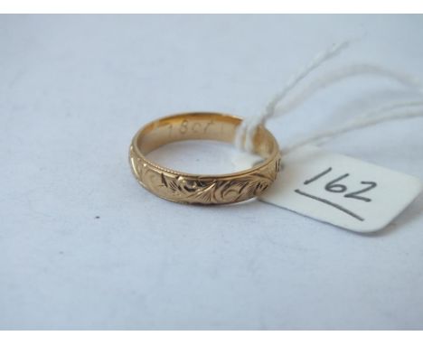 Decorative and crisply engraved 18ct wedding band, size K, 2.9g  