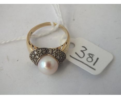 Pearl and diamond mounted ring set in 9ct, size L, 4g