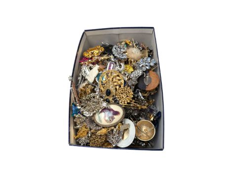 Large collection of costume brooches, including vintage, animal and novelty examples