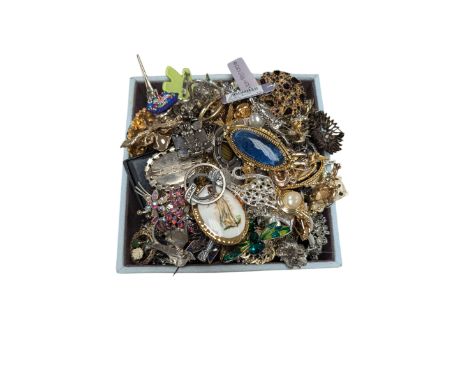 Large collection of costume brooches, including vintage, animal and novelty examples