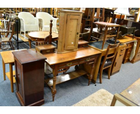 An Edwardian walnut dressing table, early 20th century, with two frieze drawers above a bobbin turned frieze, the legs joined