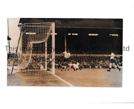 1961 CHARITY SHIELD / PRESS PHOTO A 10" X 6" b/w Press photo, with stamp and paper notation on the back of Bobby Smith after 
