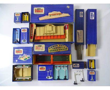 A quantity of HORNBY DUBLO OO gauge accessories including station, bridge, signals etc - G/VG in G/VG boxes (10)