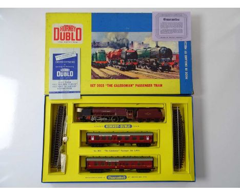 A HORNBY DUBLO OO gauge 2-rail 2023 'The Caledonian' passenger train set - VG in G/VG box