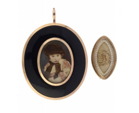 AN ENGLISH GOLD AND ENAMEL SHUTTLE SHAPED MOURNING JEWEL, DATED 1782 the back engraved Ann Dowell obt 21 July 1782 aet 22 and