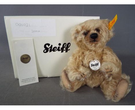 Steiff - A boxed Steiff bear # 001031 'Jona', yellow tag, approximately 18 cm (h)