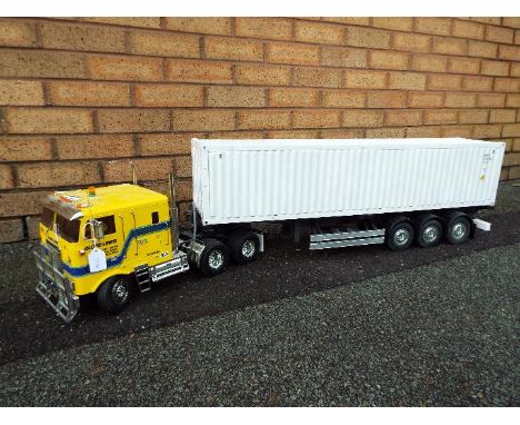 Tamiya -  1/14 R/C globe-liner truck with container trailer and container.Tamiya - . This truck and trailer combo has been we