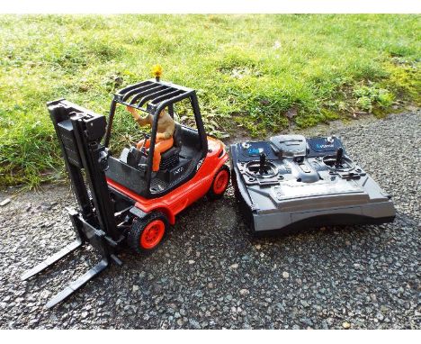 Carson - MODEL SPORT Linde H 40 D forklift truck RC model with a 2.4 GHz 6-channel desk transmitter. Besides the driving func