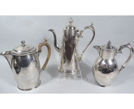 An early 20thC silver plated Queen Anne design coffee pot, with acorn finial, thumb scroll handle, shaped spout, tapering bod