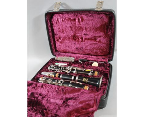 A modern Boosey & Hawkes (B&H) 400 five piece clarinet, in fitted case, 33cm wide, with accessories.