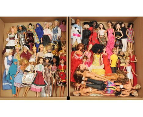 Mattel Barbie and other similar dolls, dressed in a range of clothing (some is homemade), some dolls have repaints, overall G