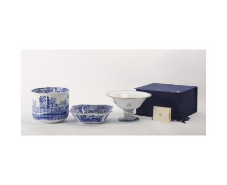 ALZATA in porcellana bianca 'AcadÃ©mie de porcelaine' decorata nei toni del blu entro scatola originale, CACHEPOT e CENTROTAV