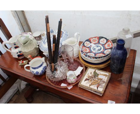 A QUANTITY OF VARIOUS 19TH CENTURY AND LATER CERAMICS to include Spode dessert plates, Victorian jugs, glass amber coloured t